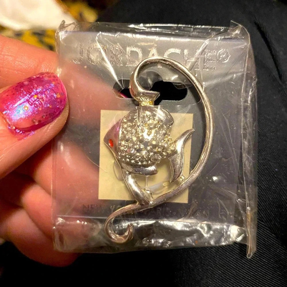VINTAGE JORDACHE Silver TONE Fish BROOCH PIN New 🐼🐼🐼 - Picture 1 of 7